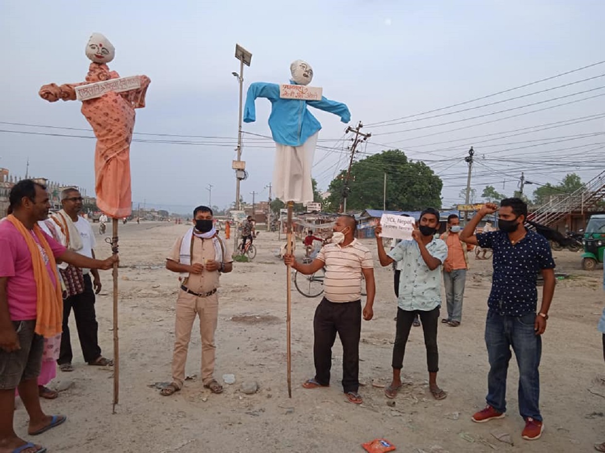 धनुषामा राष्ट्रपति र प्रधानमन्त्रीको पुतला दहन