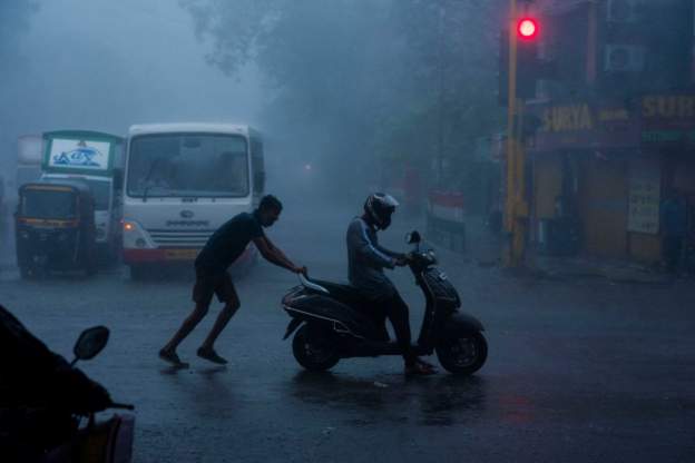भारतमा शक्तिशाली ‘ताउ-ते’को आतंकः नेपाल प्रभाव कस्तो ?
