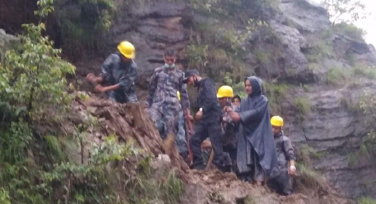बाख्रा चराउन गएका दुई बालबालिकाको पहिरोमा पुरिएर मृत्यु