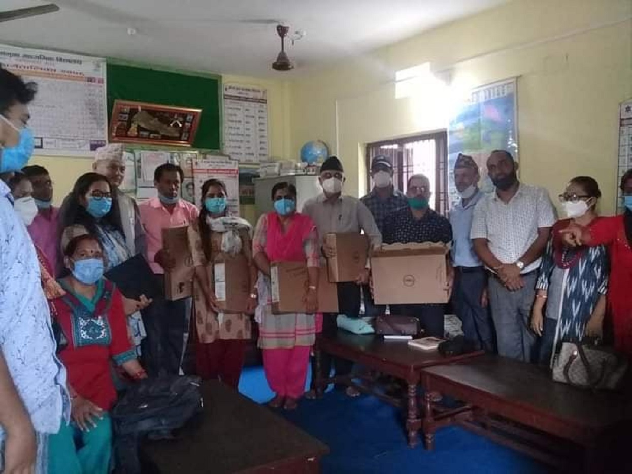 मोरङको नमूना विद्यालयमा ‘एक शिक्षक‚ एक ल्यापटप अभियान’