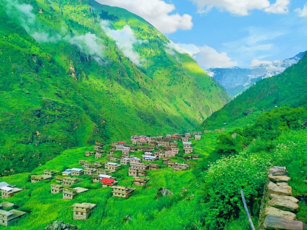 दुर्गममा स्वास्थ्य संस्थामा बिरामी नआएपछि घरघरमै उपचार