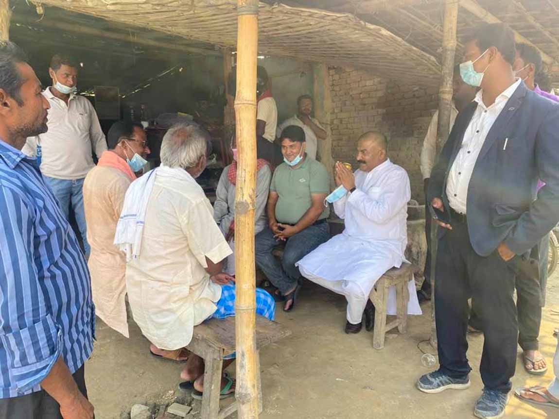 निषेधाज्ञामा एमाले नेताले सुरु गरे चुनावी कार्यक्रम, प्रहरी रमिते !