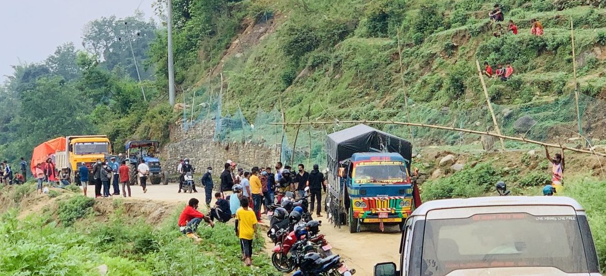 बस्ती जोखिममा परेको भन्दै साँफेबगर-मार्तडी सडक खण्डमा चक्काजाम