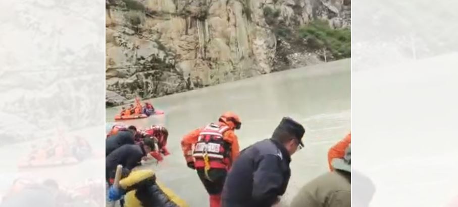 रोङ्सी खोलाको पहिरो हटाउँदै चिनियाँ टोली, सतर्क रहन दोलखा प्रशासनको आग्रह