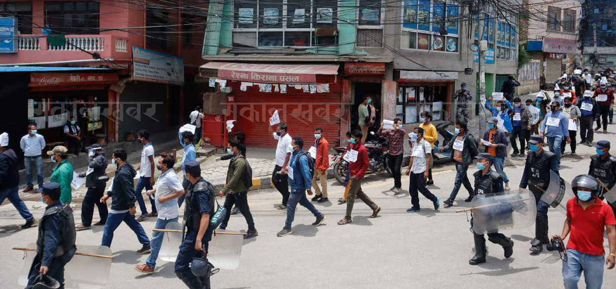 पुनर्निर्माण प्राधिकरणका इञ्जिनियरको प्रदर्शन, ५० भन्दा धेरै पक्राउ (तस्बिरहरु)