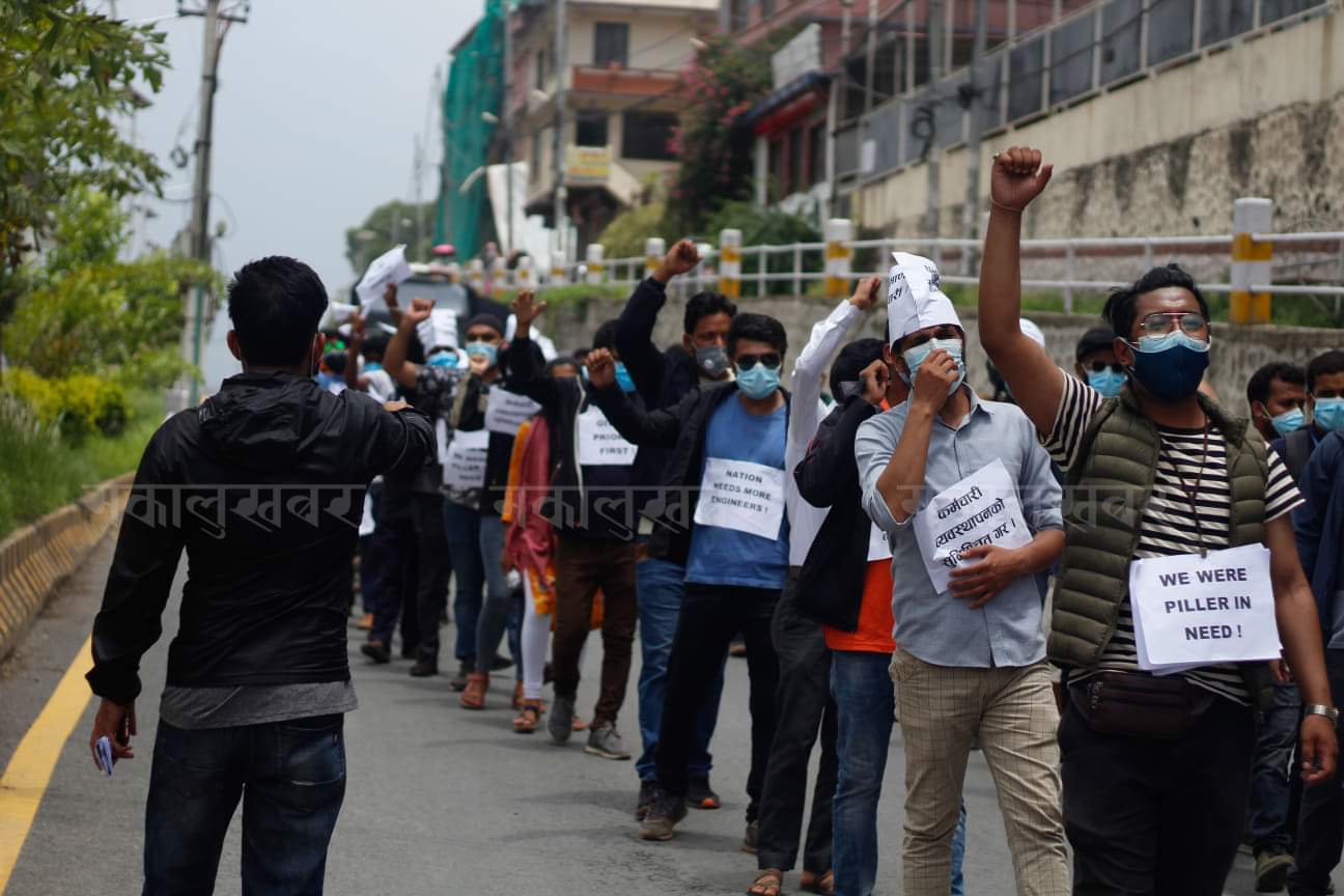पुनर्निर्माण प्राधिकरणका इञ्जिनियरको प्रदर्शन, ५० भन्दा धेरै पक्राउ (तस्बिरहरु)