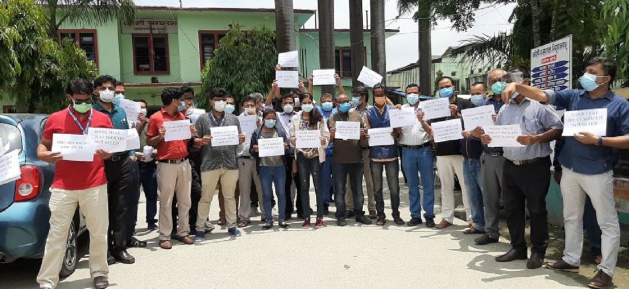 स्वास्थ्यकर्मीमाथि प्रहरीद्वारा कुटपिट, दोषीलाई कारबाहीको माग