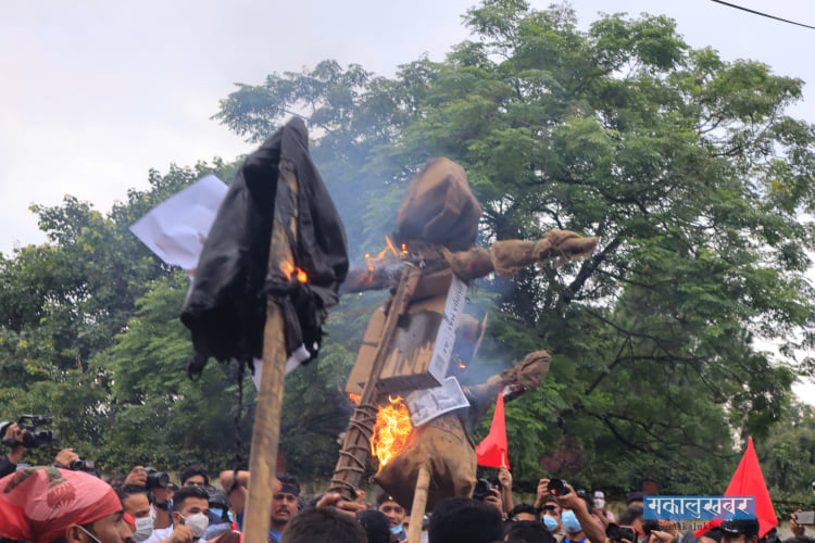 राष्ट्रपति र प्रधानमन्त्रीको पुत्ला दहन (तस्बिरहरु)