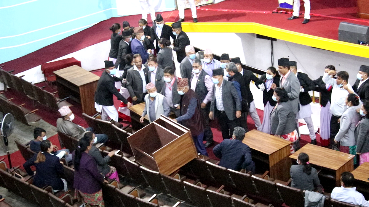 गण्डकी प्रदेश : पूर्वमन्त्री बस्नेतले संसद बैठकमै फाले कुर्सी (भिडिओसहित)