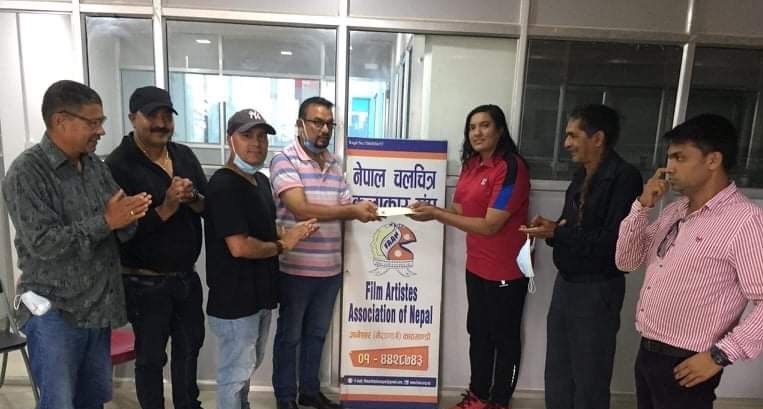 खड्कालाई कलाकार सङ्घद्वारा सहयोग