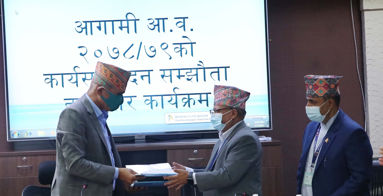 अर्थमन्त्री पौडेलद्वारा सचिवहरुसँग कार्यसम्पादन सम्झौता