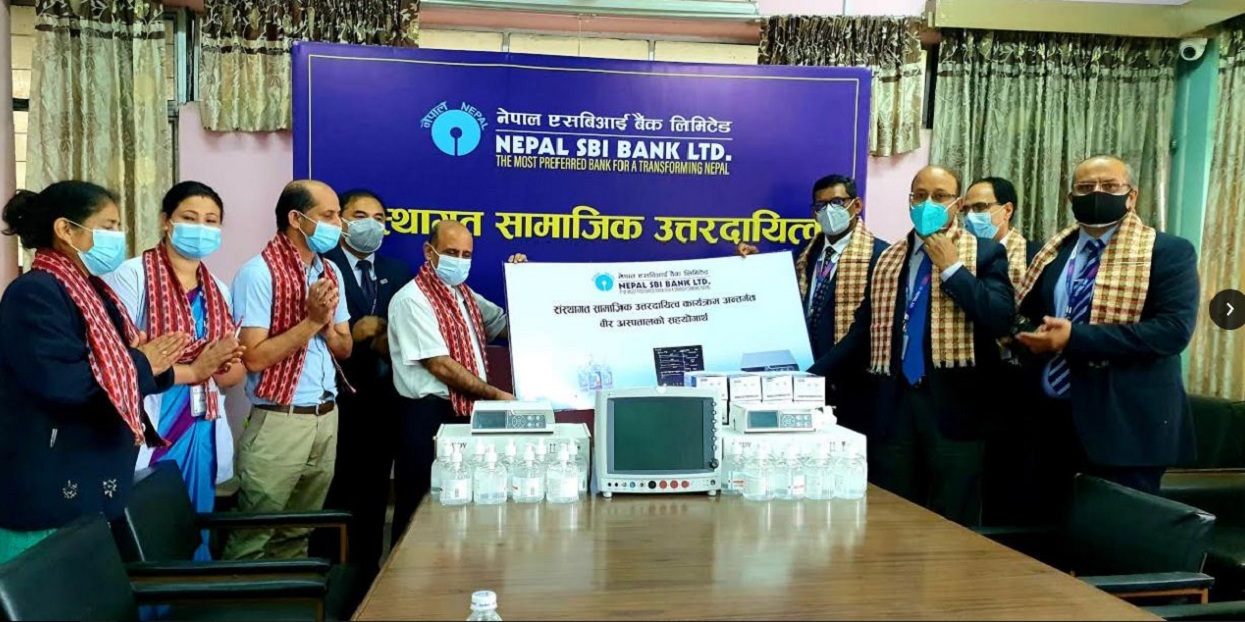एसबिआई बैंकद्वारा वार्षिकोत्सवको अवसरमा चिकित्सा उपकरण हस्तान्तरण