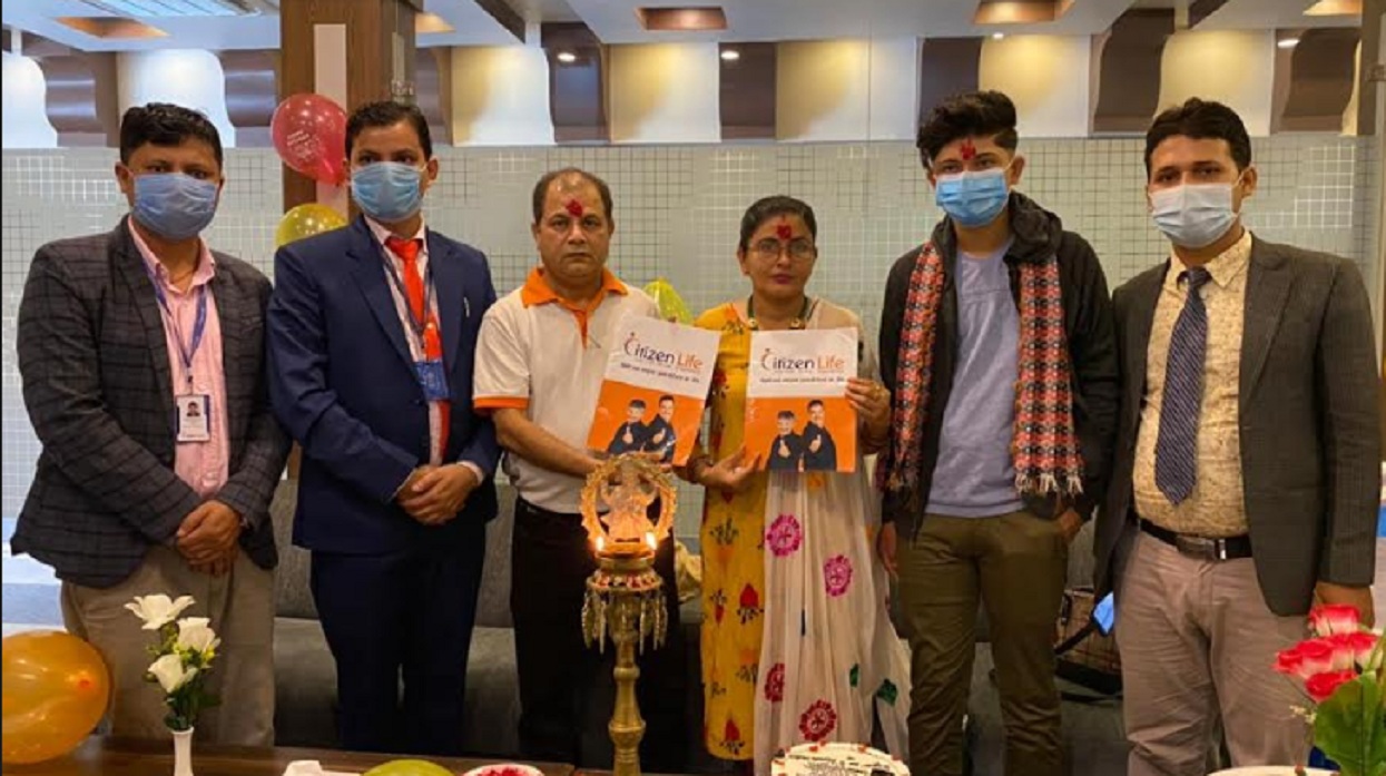 बर्षगाँठमा दम्पतीले दिए बिमा पोलिसी उपहार