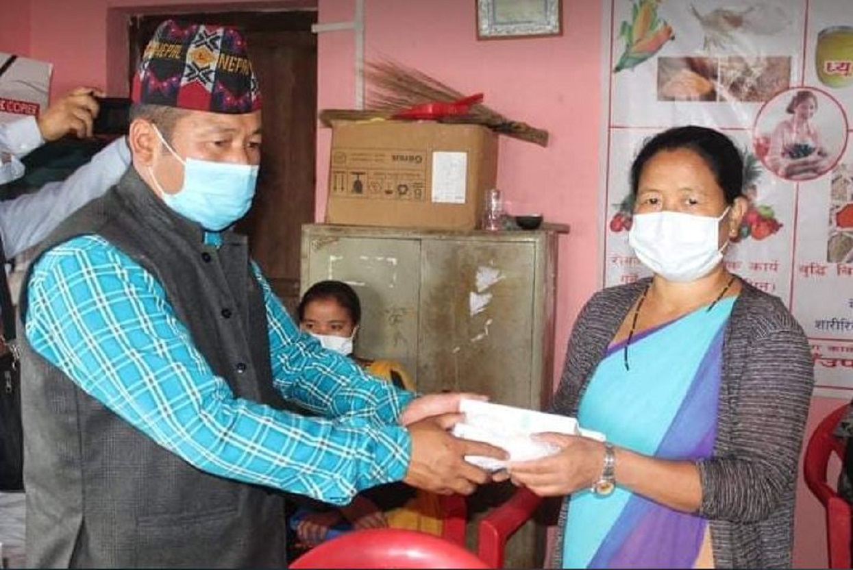 शेर्माद्वारा कुम्मायक, फाल्गुनन्द र मिक्लाजुङलाई स्वास्थ्य सामग्री सहयोग