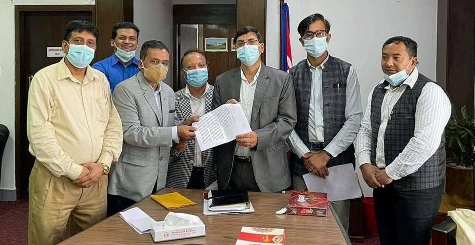 सेयर लगानीकर्ताले अर्थमन्त्री शर्मालाई बुझाए ज्ञापन पत्र