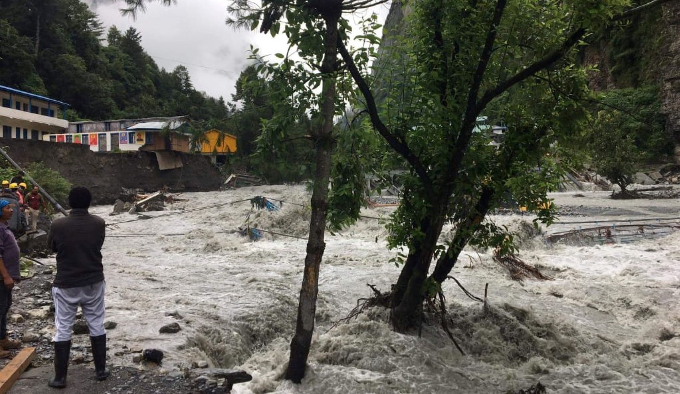 मनाङमा लगातार बाढी, सग्लो छैन केही (तस्बिरहरु)