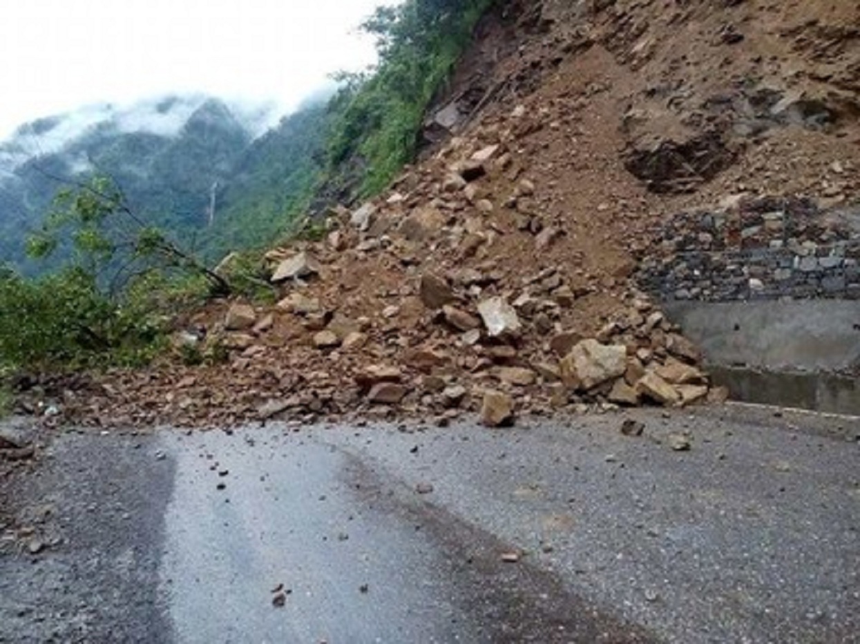 १६ दिनदेखि सडक अवरुद्ध, दुग्ध ढुवानीमा समस्या