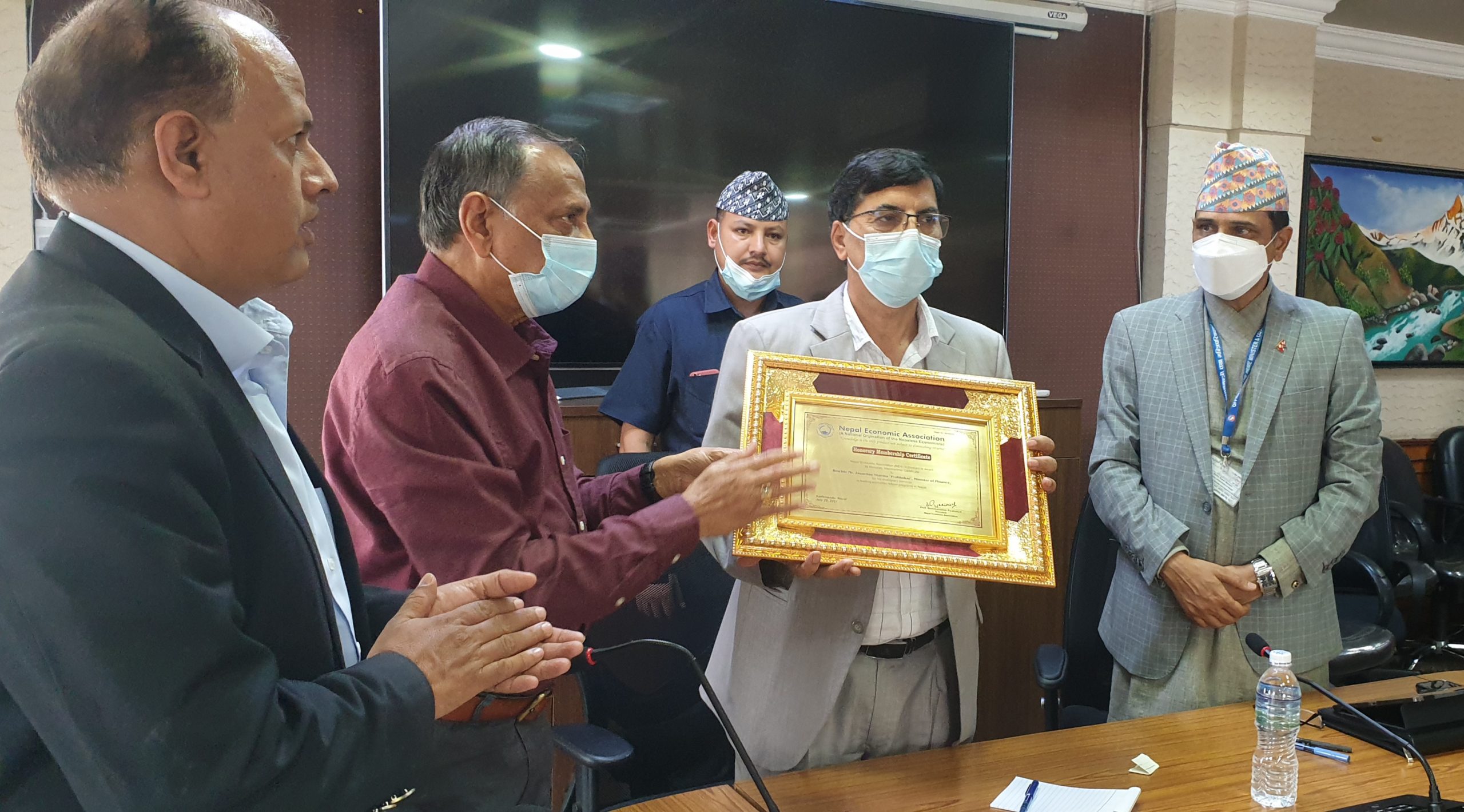 अर्थमन्त्री शर्मालाई नेपाल आर्थिक संघको मानार्थ सदस्यता