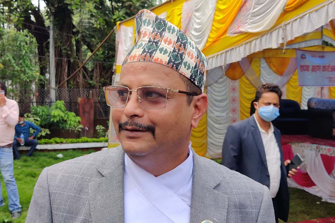 अजय शाहीको प्रश्न : आफ्नो दलको सदस्य नै नभएको व्यक्तिलाई स्पष्टीकरण सोध्न पाइन्छ ?