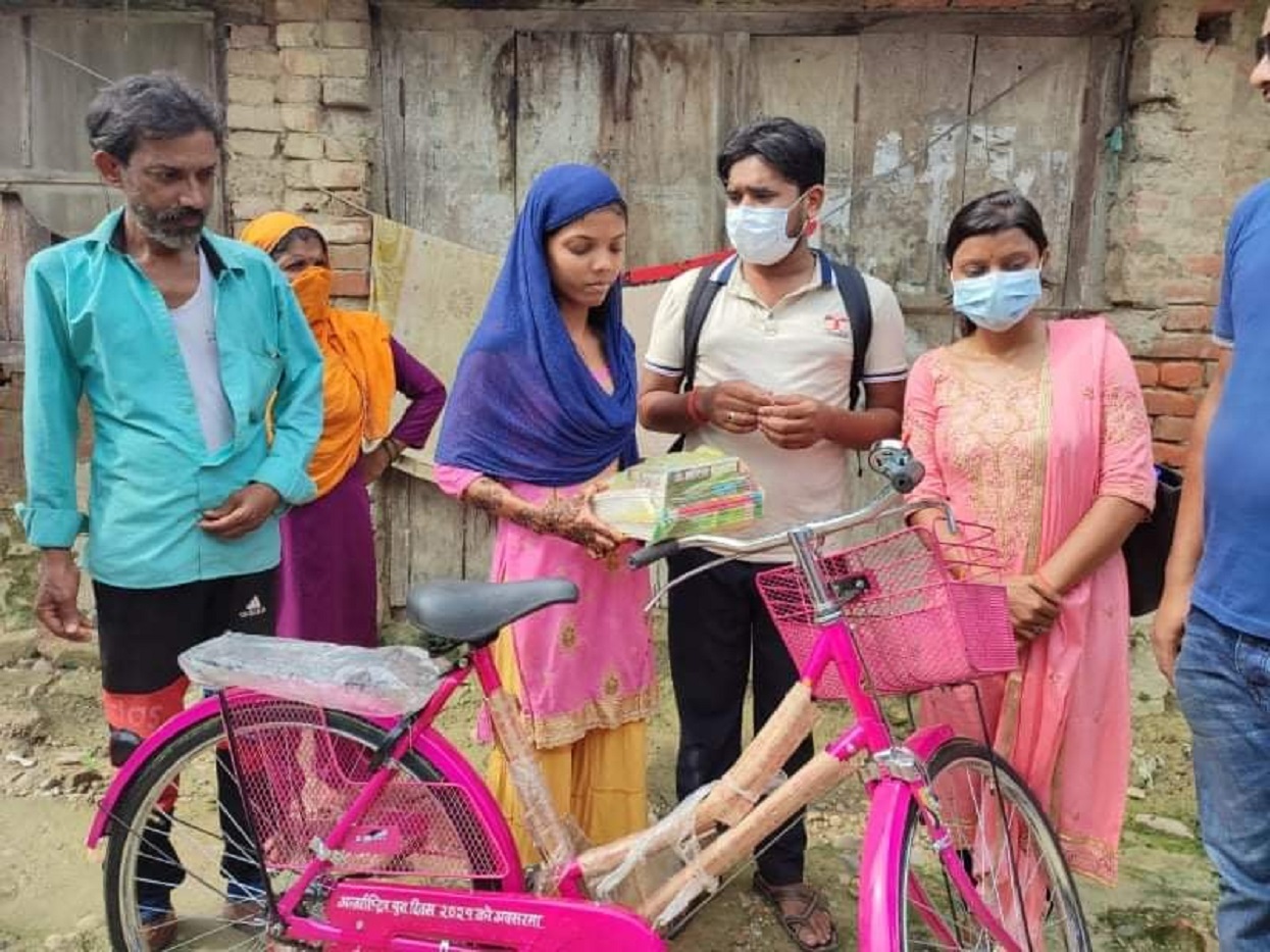 प्रदेश सरकारले दिएन, युवाहरूले दिए साइकल