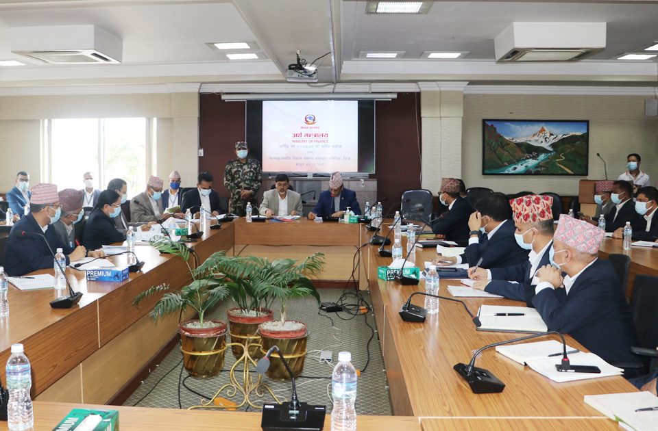 मन्त्रालयका कर्मचारी विज्ञ भएर मात्रै पुग्दैन : मन्त्री शर्मा