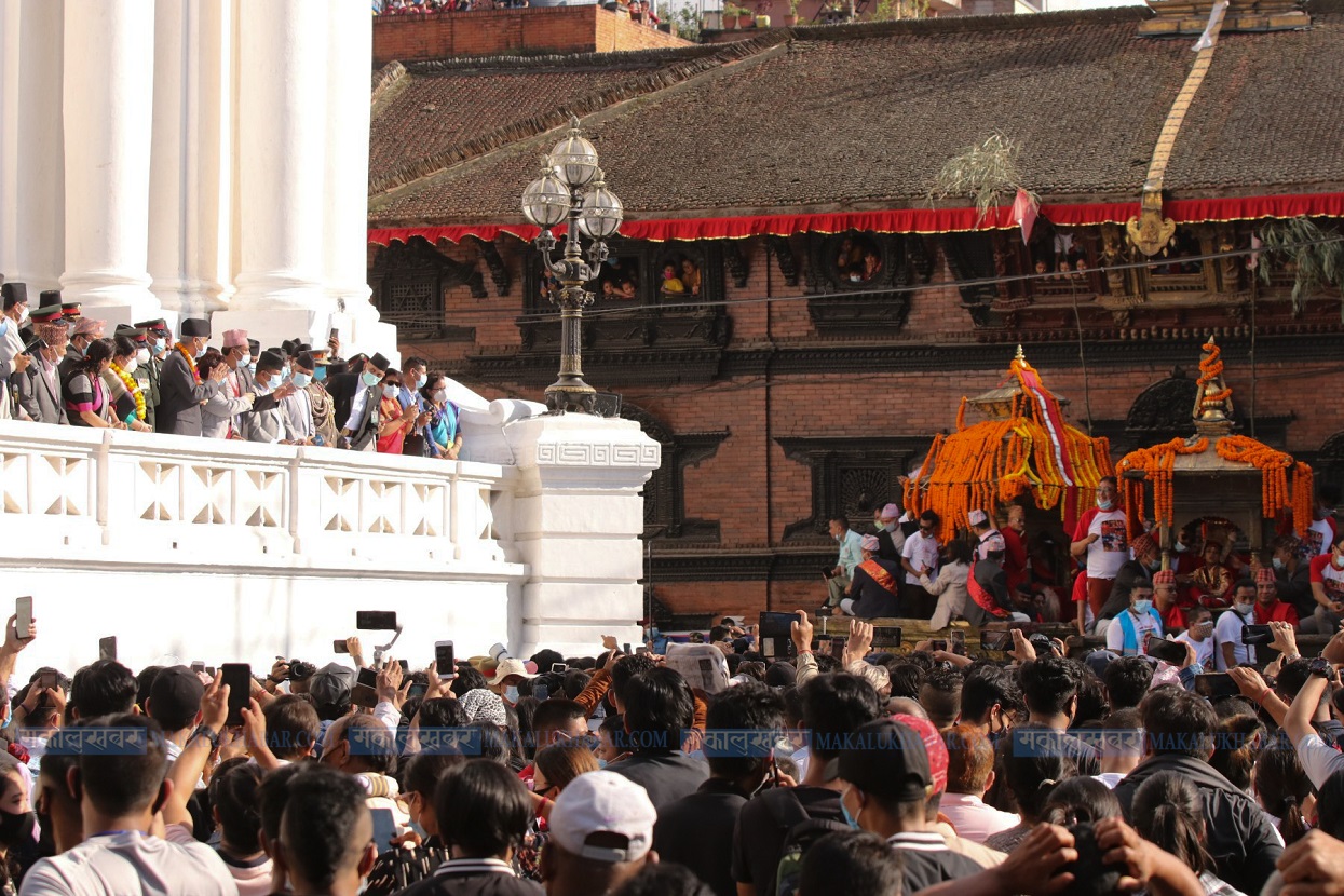 राष्ट्रपति र प्रधानमन्त्रीद्वारा इन्द्रजात्रा अवलोकन (तस्बिरहरू)