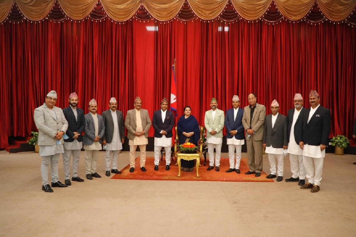 मेरो देश, मेरै उत्पादन अभियानको निमोनिक लोगो राष्ट्रपतिलाई हस्तान्तरण