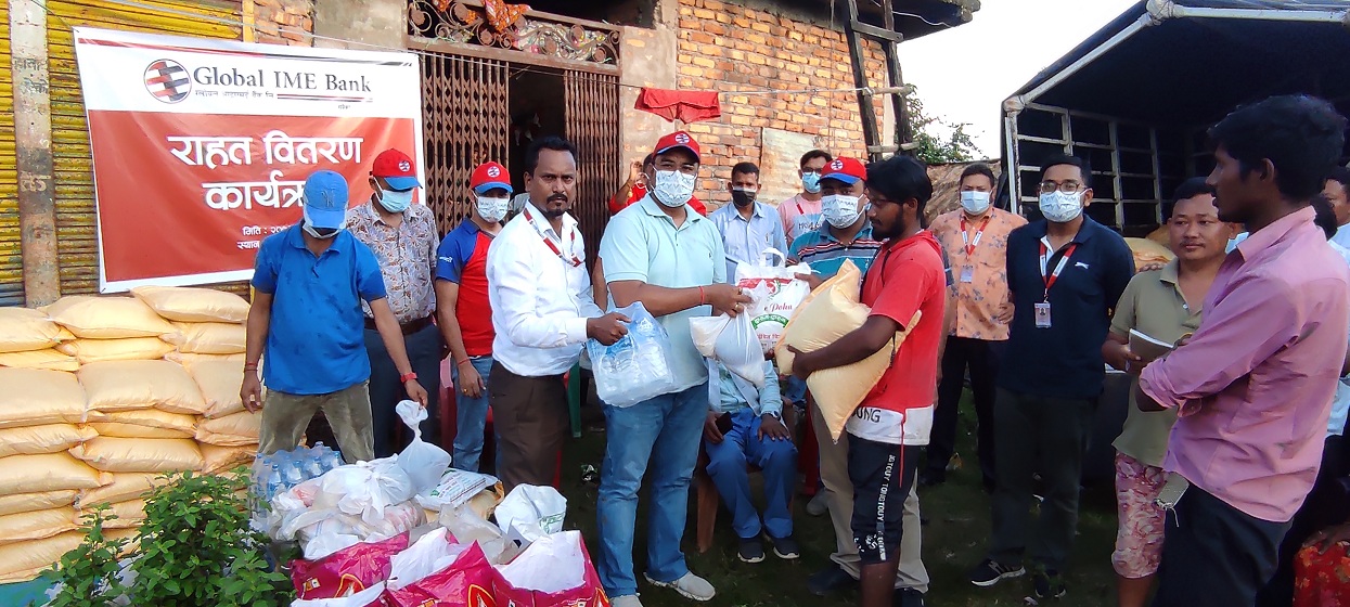 ग्लोबल आइएमई बैंकद्वारा बाढी पीडितलाई राहत