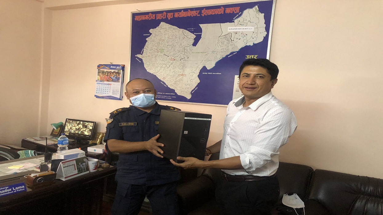 हिमालयन बैंकले दियो महानगरीय प्रहरी वृतलाई कम्प्युटर