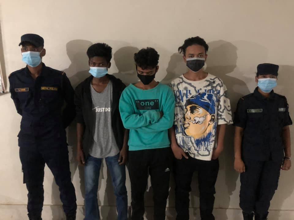 खैरो हिरोइनसहित तीन जना पक्राउ