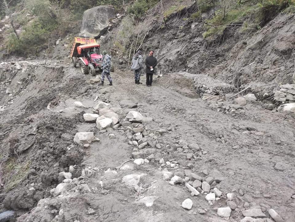जोखिमयुक्त मनाङ यात्रा : कच्ची सडक, काठका पुल
