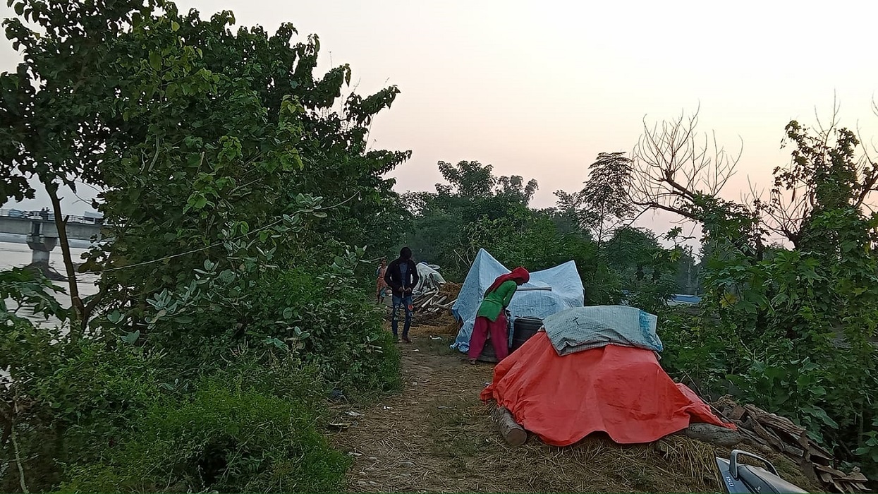 कोही नदीको बाँधमा, कसैको पुलको बास