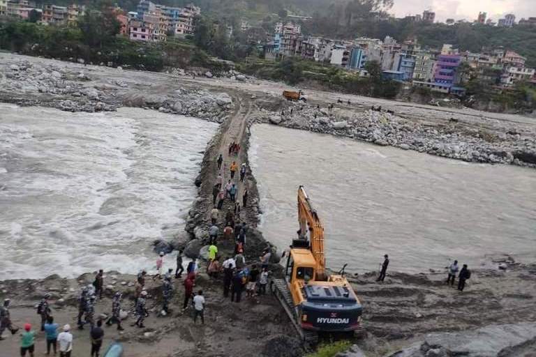 मेलम्ची इन्द्रावती सडक अवरुद्ध