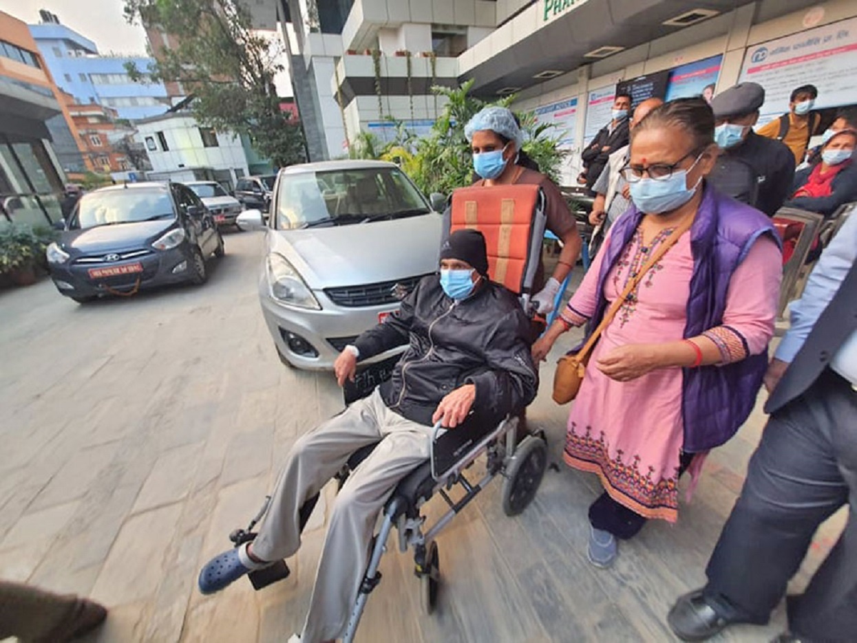 मोहन वैद्य अस्पतालबाट डिस्चार्ज