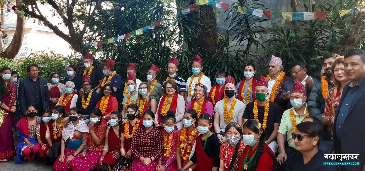 भाइटीका लगाएर रमाए पर्यटक (तस्बिरहरू)