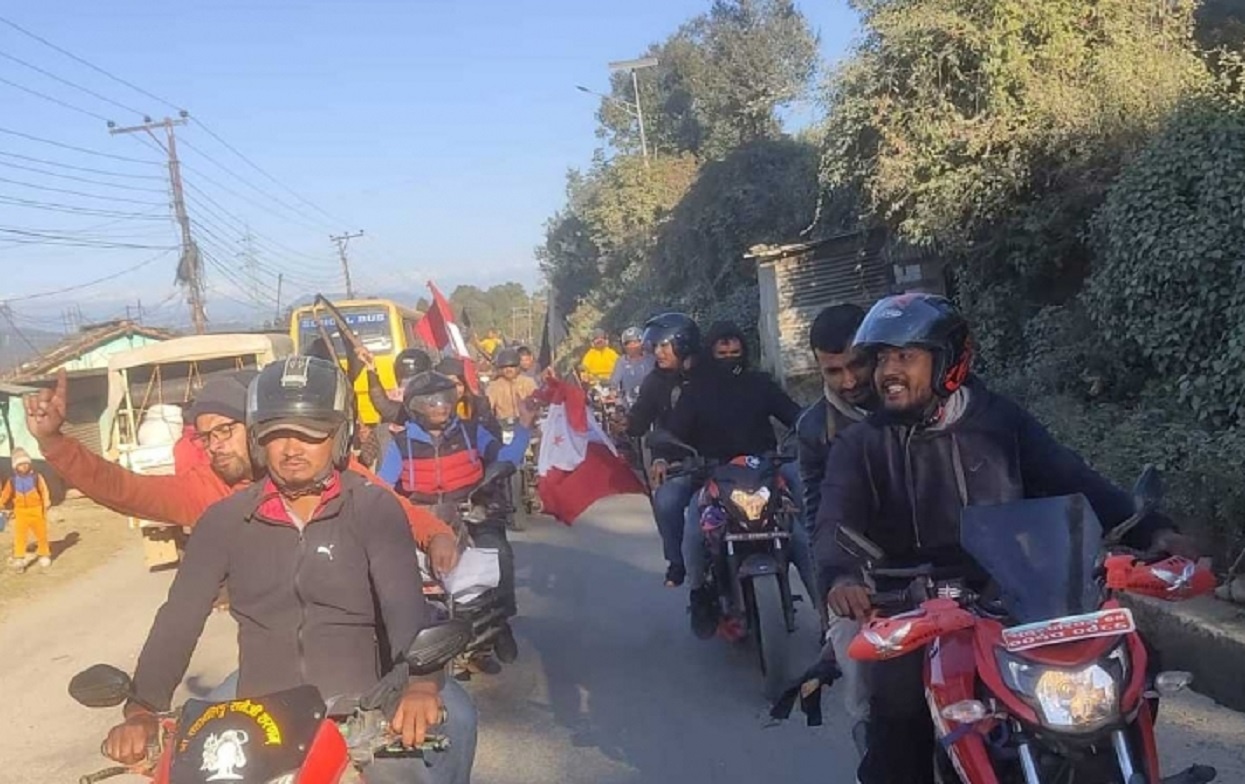 कांग्रेसको असन्तुष्ट पक्षले डडेल्धुरामा गर्‍यो प्रदर्शन