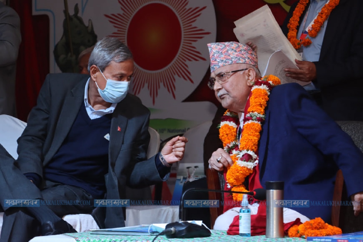 मत परिणाम घोषणा कार्यक्रममा ओली र रावलबीच खासखुस (तस्बिरहरू)