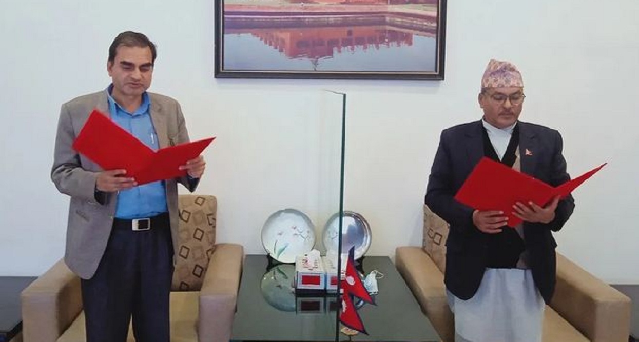 राष्ट्रिय वाणिज्य बैंकका अध्यक्ष डा. पाठकले लिए सपथ