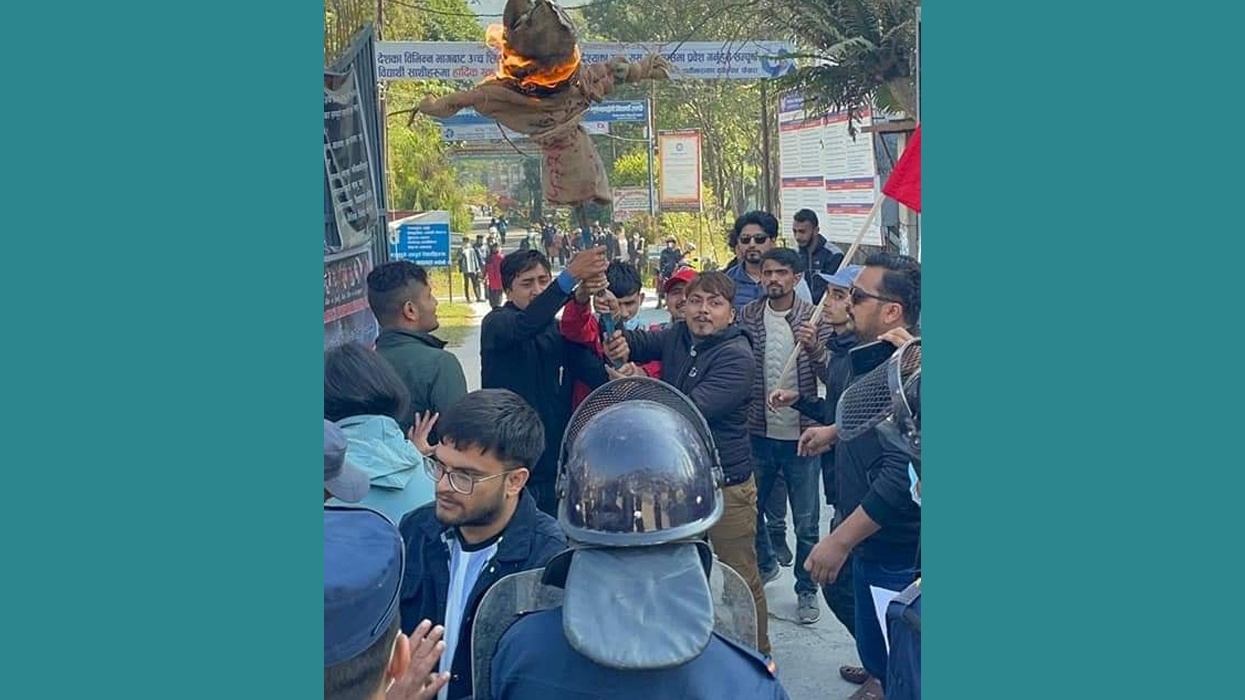पेट्रोलको भाउ बढ्दा विद्यार्थीको नारा जुलुस र प्रधानमन्त्रीको पुत्ला दहन