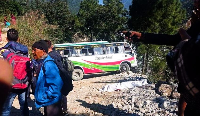 हेलम्बुमा बस दुर्घटना : एक जनाको मृत्यु, ५ घाइते
