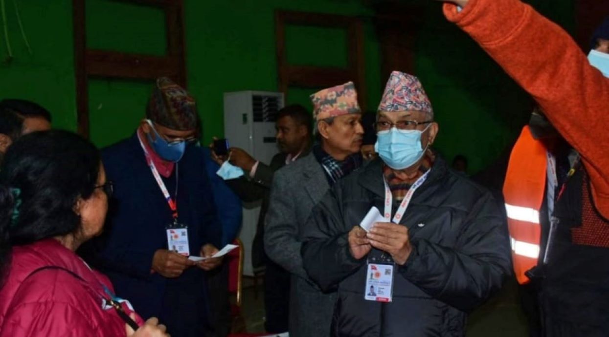 एमाले पदाधिकारी चयनको मतदान जारी, सँगसँगै देखिए ओली र रावल