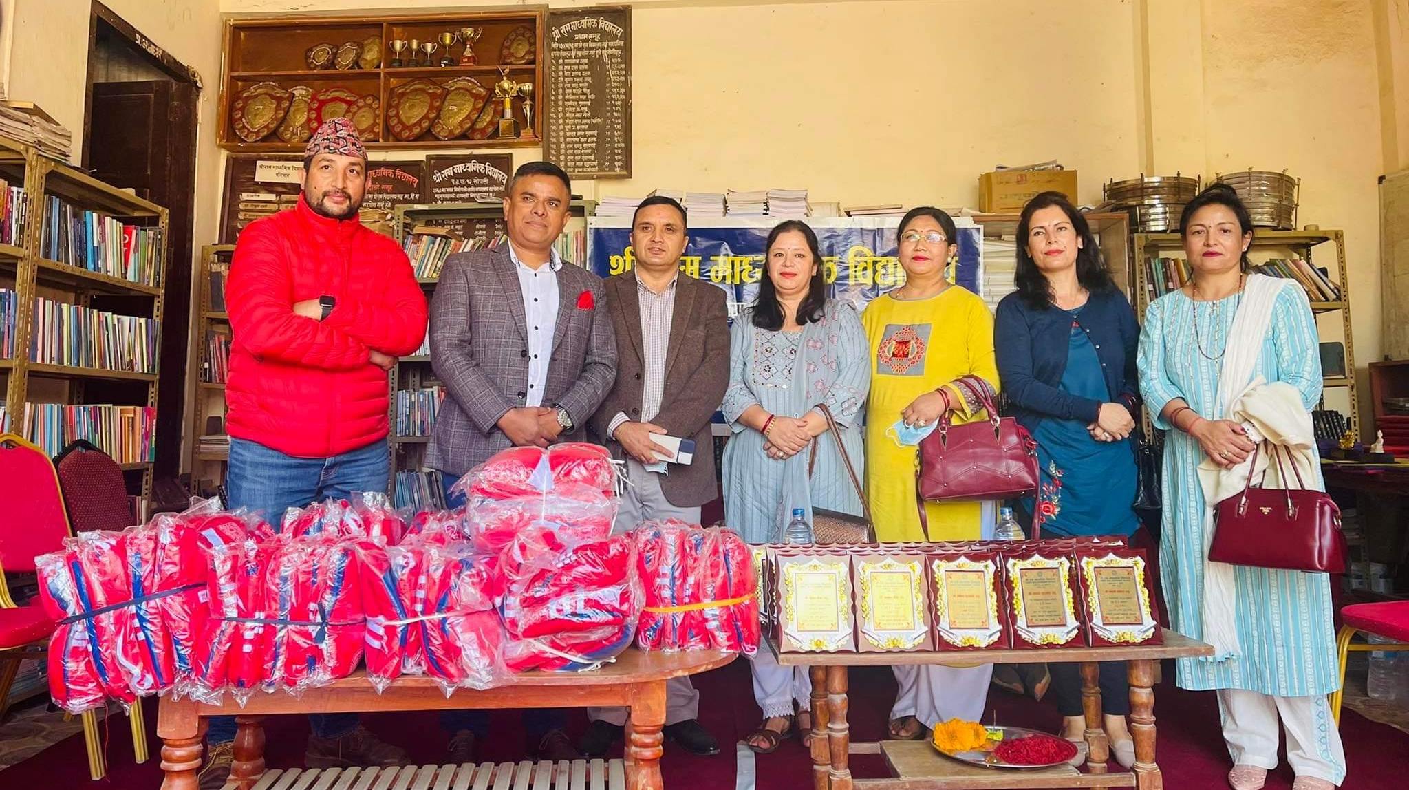 विद्यार्थीलाई न्यानो कपडा