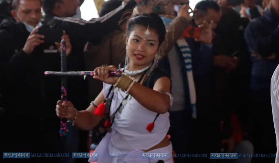 एमाले महाधिवेशन : बन्द सत्रस्थलमा थारु समुदायकाे नाचगान (तस्बिरहरू)