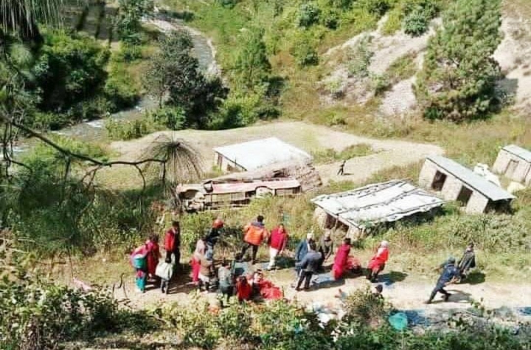 सल्यान बस दुर्घटना: मृत्यु हुनेको संख्या १२ पुग्यो, ४ जनालाई काठमाडौँ ल्याइयो (अपडेट)