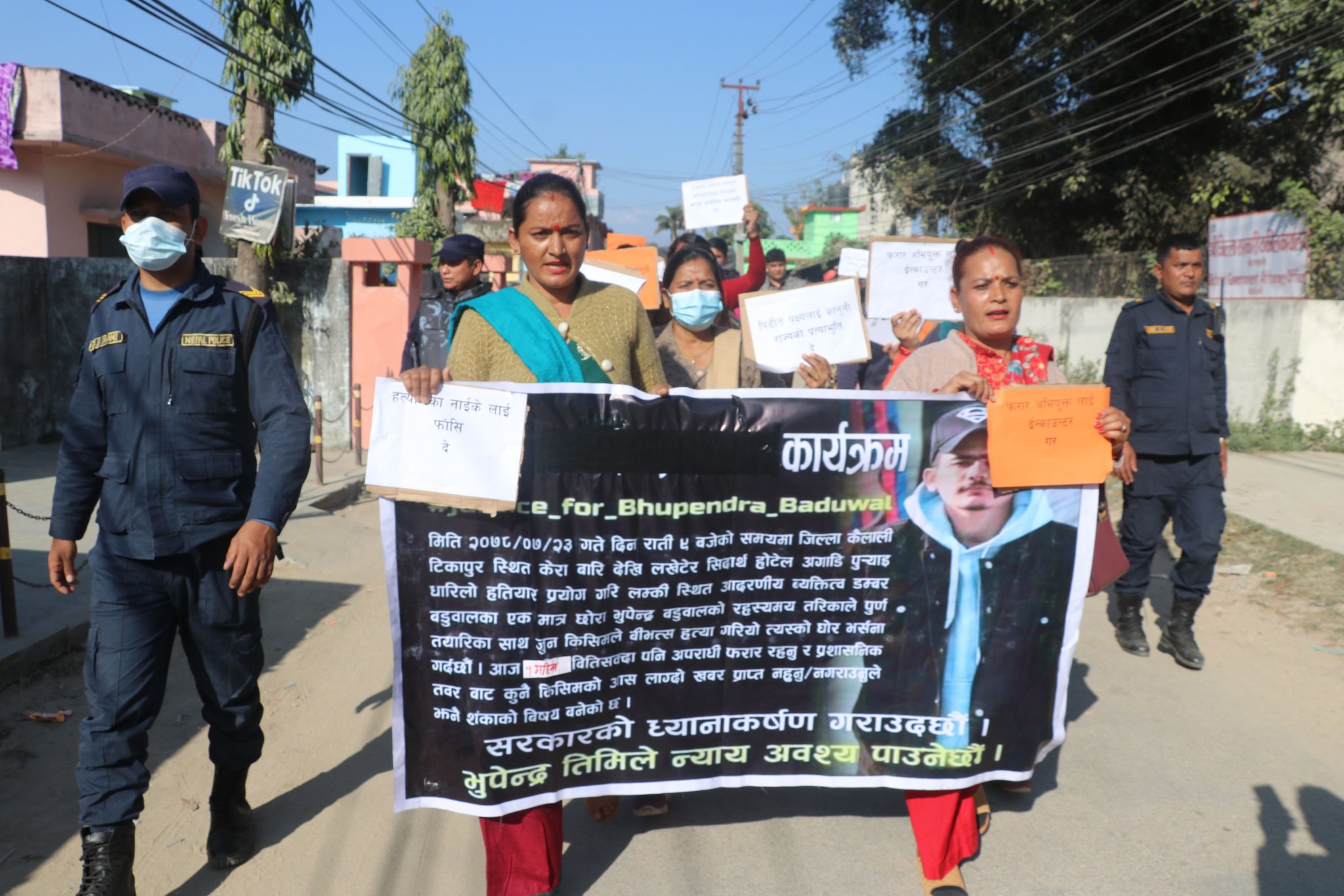 बडुवालको न्यायका लागि अदालत अगाडि प्रदर्शन, अभियुक्त धरौटीमा छुट्ने चिन्ता
