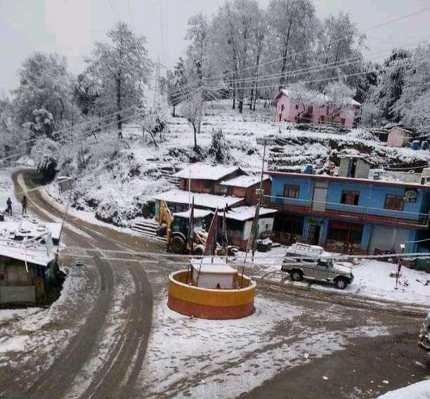 सुदूरपश्चिमका पहाडी जिल्लामा हिमपात, यातायात अवरुद्ध 
