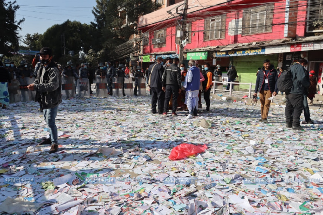 प्रदर्शनीमार्गमा कांग्रेसको ‘फोहोर प्रदर्शन’ (तस्बिरहरू)