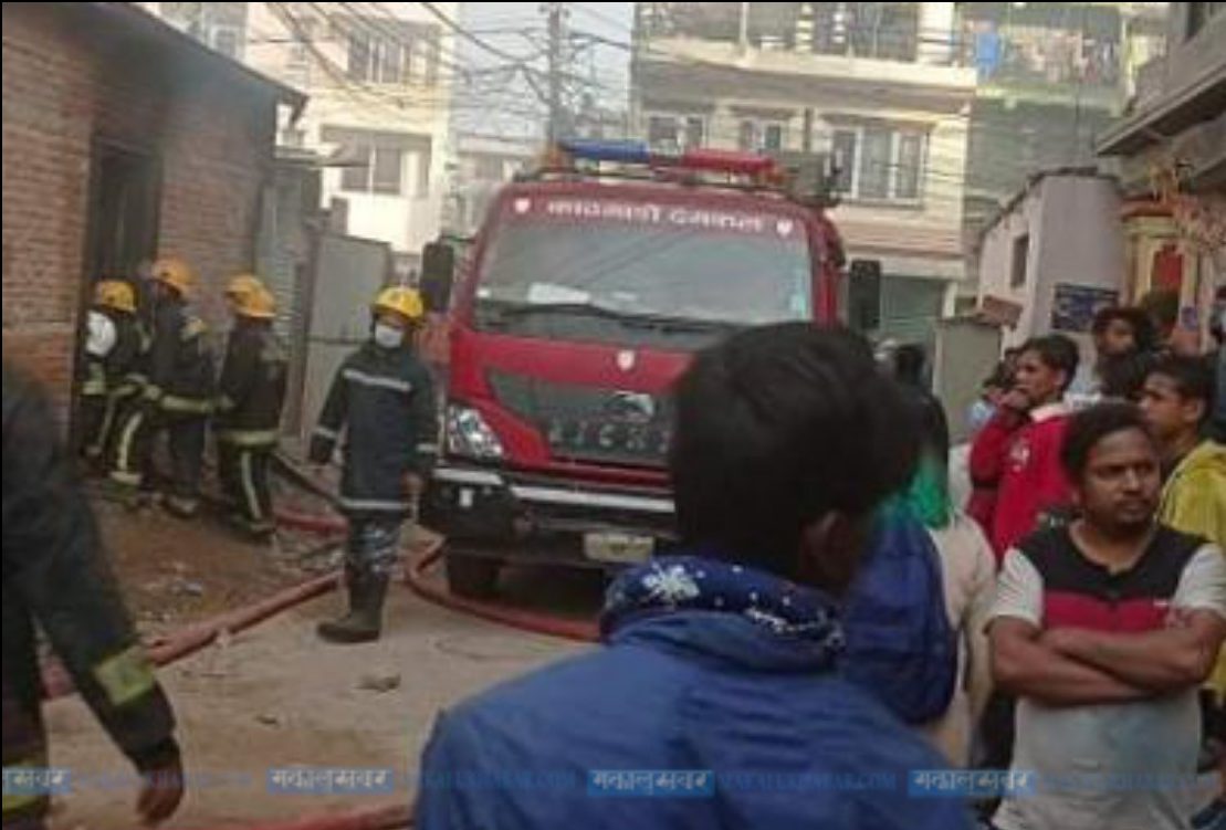 नयाँबजारस्थित गार्मेन्ट गोदाममा आगाे लाग्दा  १ करोडको क्षति