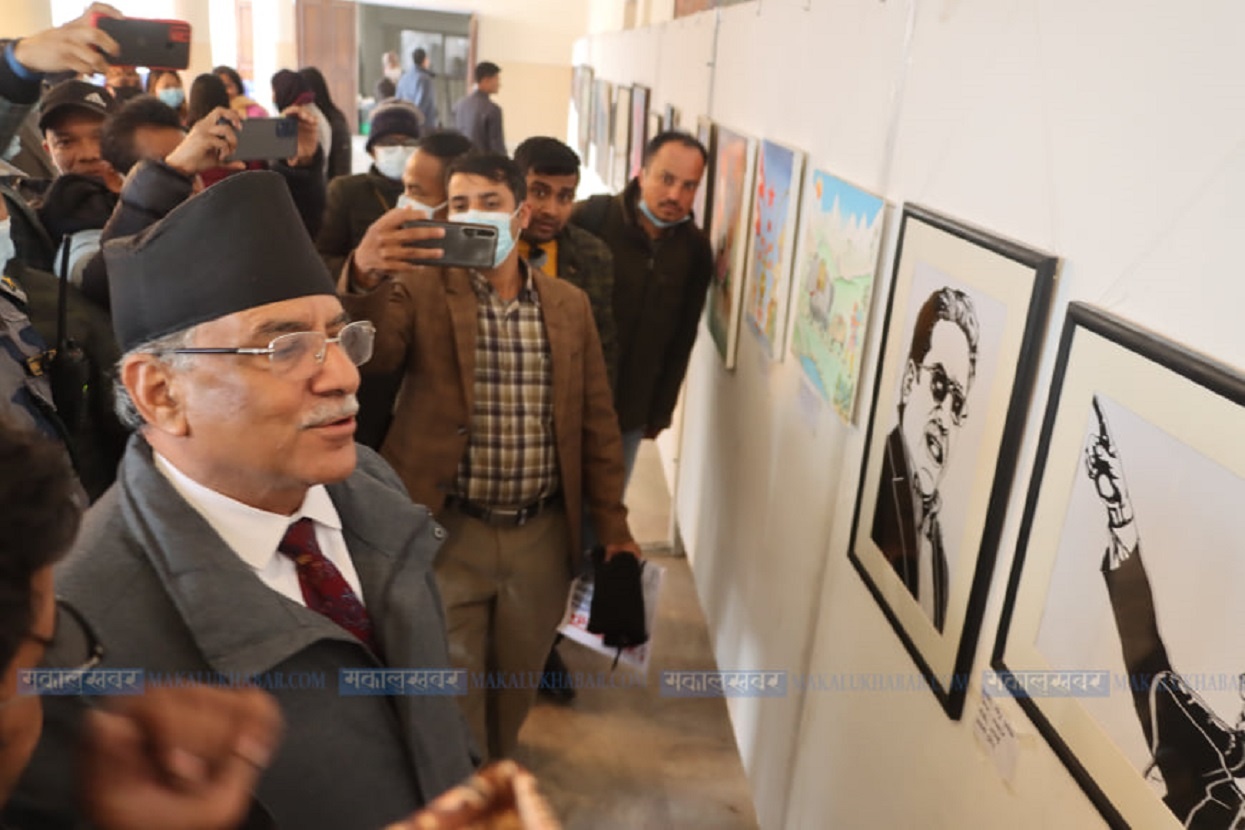 चित्रकला अवलोकन गर्दै प्रचण्ड (तस्बिरहरू)
