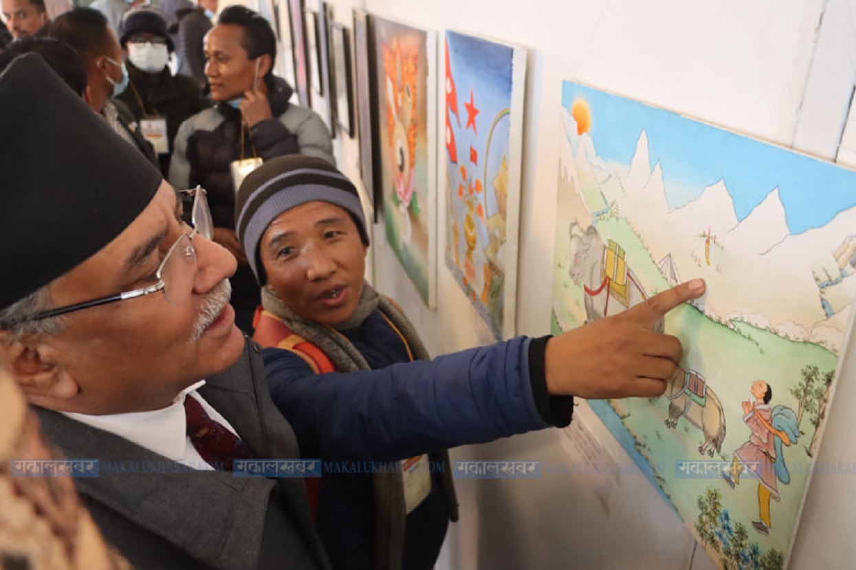 चित्रकला अवलोकन गर्दै प्रचण्ड (तस्बिरहरू)
